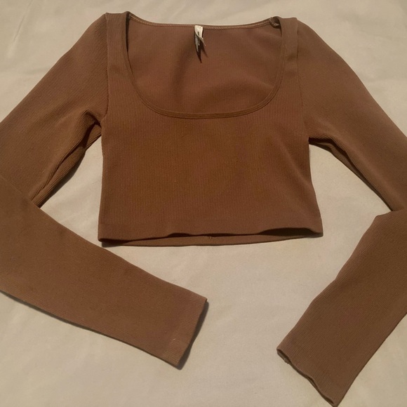 SUNDAY BEST LONGSLEEVED CROP - Picture 2 of 4